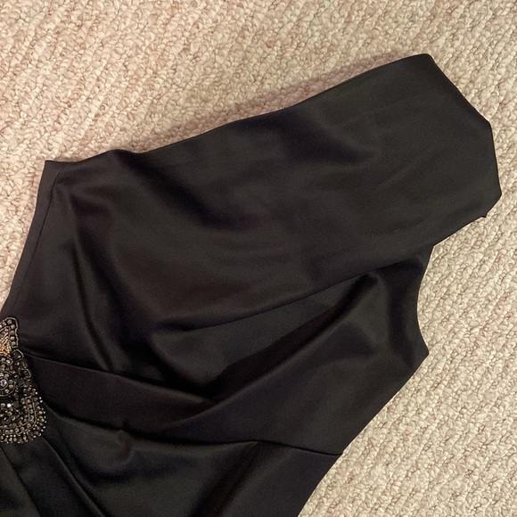 One shoulder sleek black dress with embellishment on right side - Picture 4 of 6